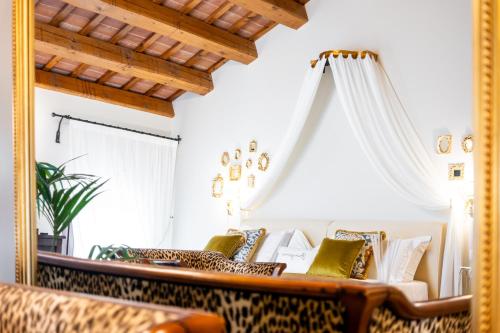 a living room with a couch and a mirror at Villa Giulia Relais & Spa in Jesolo