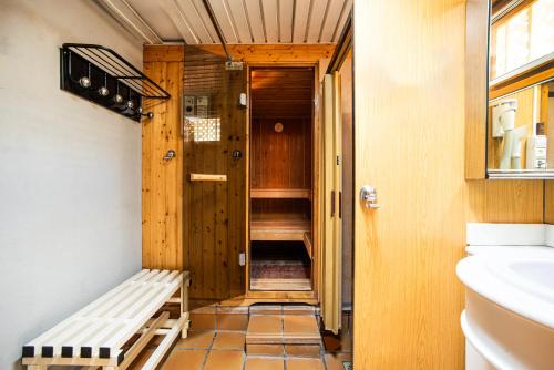 - un petit couloir avec un banc dans la chambre dans l'établissement Espacio de paz, ideal para familias Villa Amalia, à Llacuna