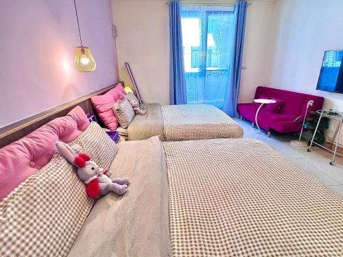 Una cama o camas en una habitación de SKYPIEA Villa 空島民宿 宜蘭包棟民宿l電動麻將l烤肉BBQl聚會
