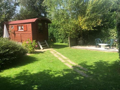 Photo de la galerie de l'établissement Roulotte dans un cadre verdoyant, à Hermelinghen