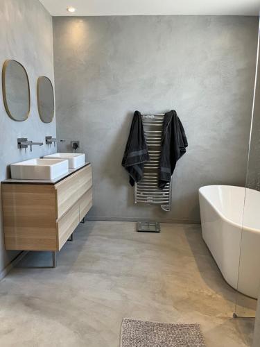 La salle de bains est pourvue d'un lavabo, d'une baignoire et d'une chambre. dans l'établissement villa au cœur des vignes, à Cogolin