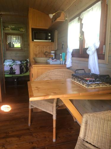 Photo de la galerie de l'établissement Roulotte dans un cadre verdoyant, à Hermelinghen