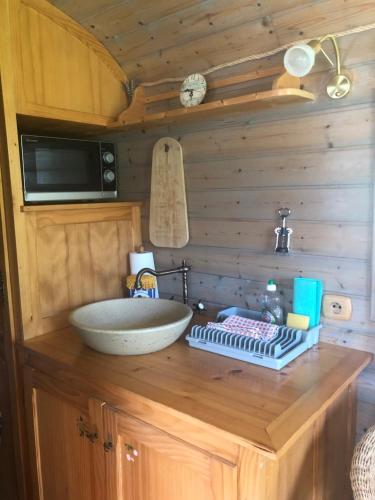 Photo de la galerie de l'établissement Roulotte dans un cadre verdoyant, à Hermelinghen