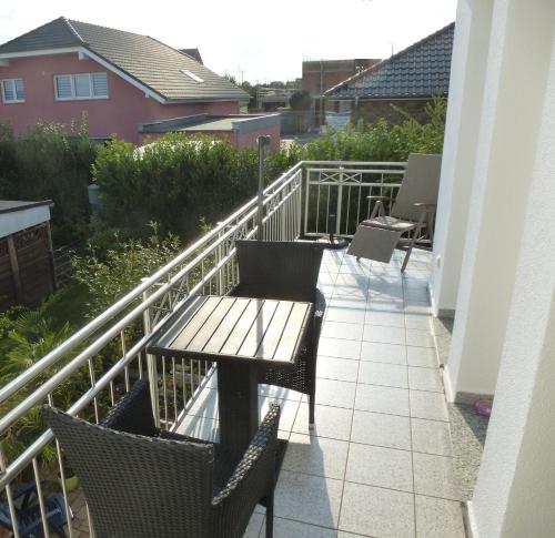 TOP Ferienwohnung Limburg "Am Bildstock" في Offheim: فناء مع طاولة وكراسي على شرفة