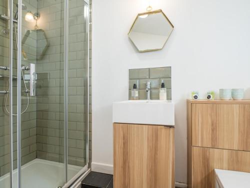 a bathroom with a shower and a sink at Bright & Airy Countryside Cabin Near Oxford, Perfect Getaway with Scenic Views in Stanton Saint John