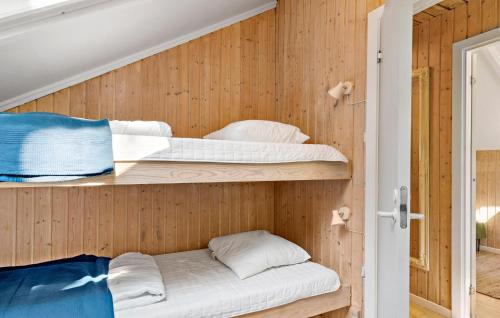 Store Fugledeにある3 Bedroom Amazing Home In Store Fugledeの木製の壁の客室で、二段ベッド2組が備わります。