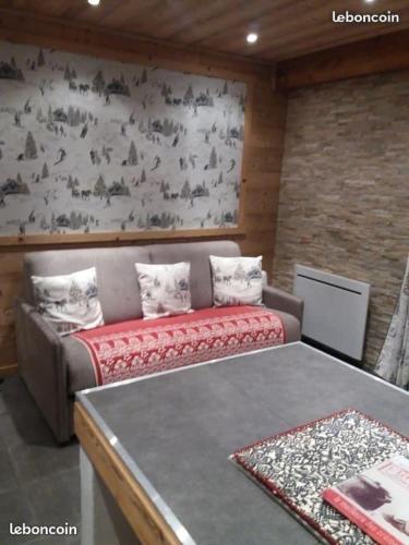 une pièce avec un canapé et un mur avec des moutons dans l'établissement Scoot 4 étoiles, à Demi-Quartier