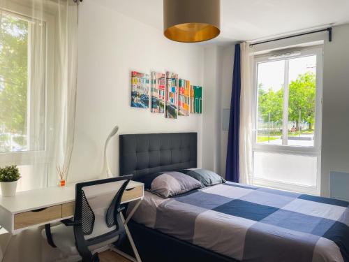 une chambre avec un lit, un bureau et une fenêtre dans l'établissement Comfortable rooms in Nanterre University near La Defense Arena and Paris with very good wifi, à Nanterre