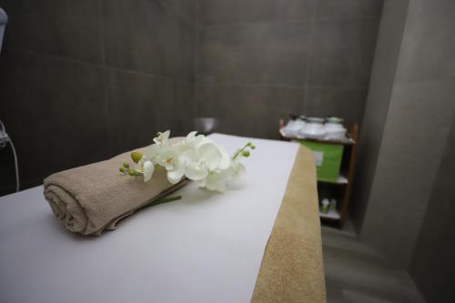 Una cama o camas en una habitación de Essenza House