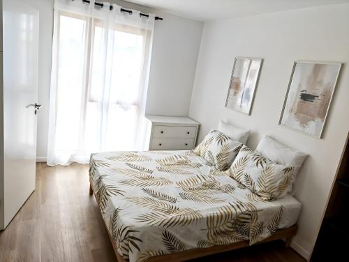 a bedroom with a bed and a window at Cosy 2 pièces proche aéroport in Villepinte