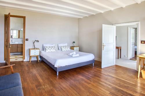 Ένα ή περισσότερα κρεβάτια σε δωμάτιο στο Le Presbytère de St-Laurent (Charente)