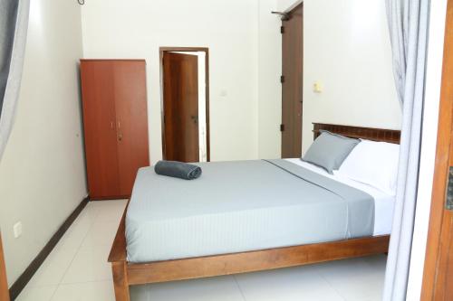 Una cama o camas en una habitación de Jays Guest Diyatha Waterfront