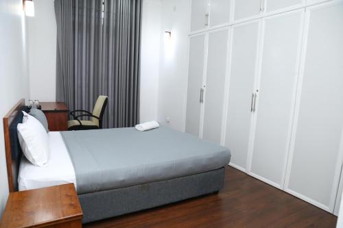 Una cama o camas en una habitación de Jays Guest Diyatha Waterfront