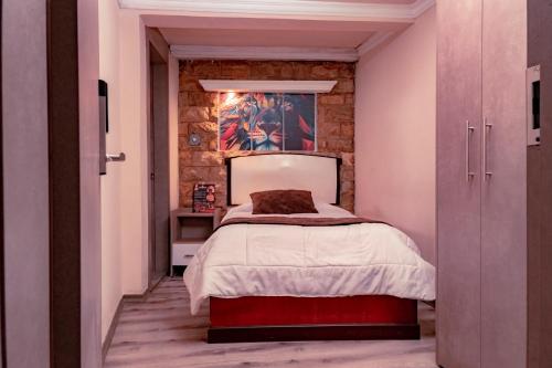 a bedroom with a bed and a painting on the wall at Park Hotel in Tulcán