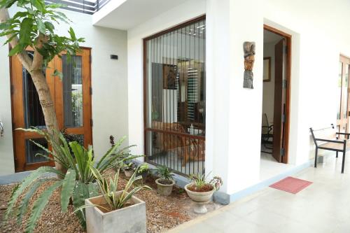 Un patio o zona al aire libre en Jays Guest Diyatha Waterfront