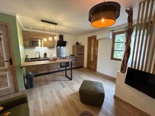 un salon avec une cuisine et une salle à manger dans l'établissement A casa di u Sciroccu, à Monacia-dʼAullène