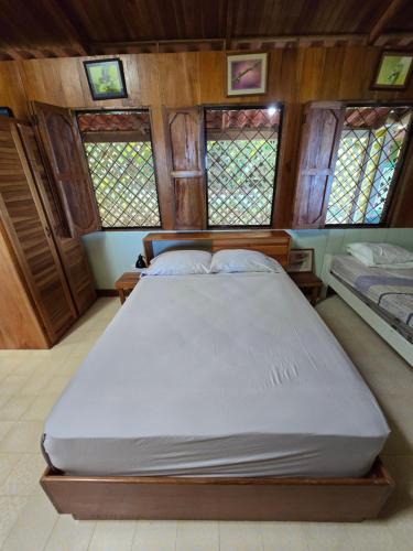 Una cama o camas en una habitación de LiS 4x4 oceanview