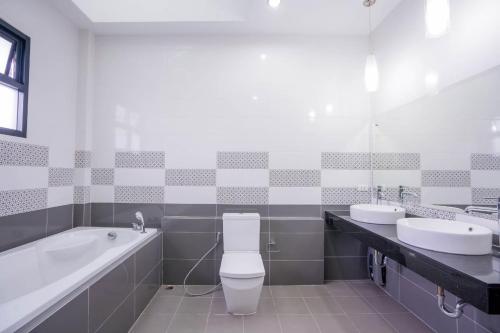 łazienka z wanną, toaletą i umywalką w obiekcie My Sugar Pool Villa Na Jomtien w mieście Jomtien Beach