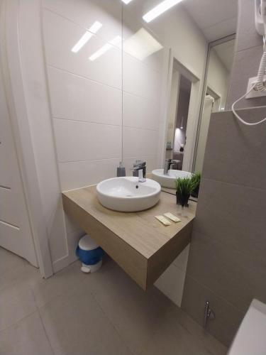 a bathroom with a sink and a mirror at Zlatarooms in Warsaw