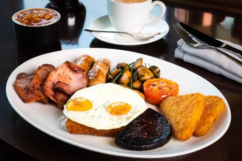 a plate of breakfast food with an egg and vegetables at Marriott Hotel Al Forsan, Abu Dhabi in Abu Dhabi