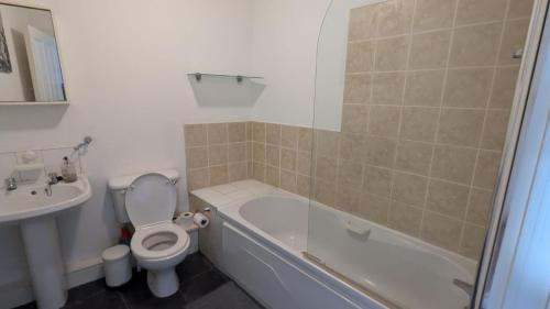 Ένα μπάνιο στο Large Newly updated 3BD Duplex 20Min to Airport