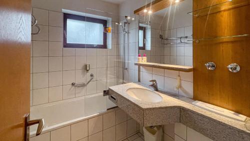 ein Badezimmer mit Waschbecken, Dusche und Badewanne in der Unterkunft FeWo 238 in Winterberg