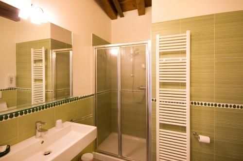 ヴェローナにあるResidenza CuordiVeronaのバスルーム(ガラス張りのシャワー、シンク付)