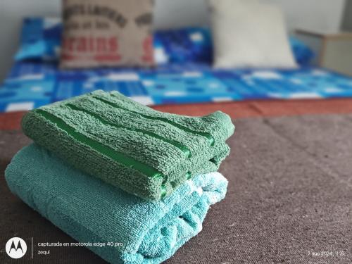 a stack of green towels sitting on a counter at Monoambiente turístico la linda de Salta in Salta