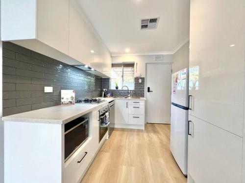 Η κουζίνα ή μικρή κουζίνα στο Payneham South Paradise Suite 1