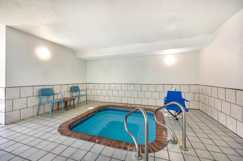 Πισίνα στο ή κοντά στο Sleep Inn & Suites Salina I-135