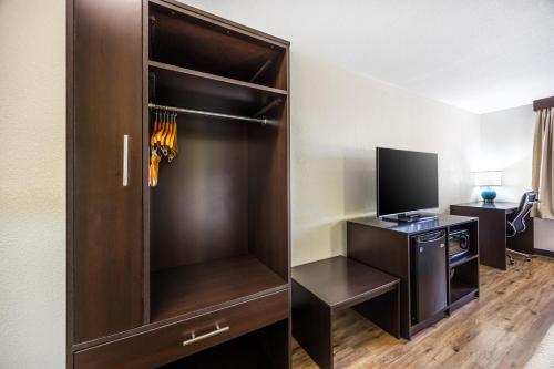 Μια τηλεόραση ή/και κέντρο ψυχαγωγίας στο Sleep Inn & Suites Salina I-135