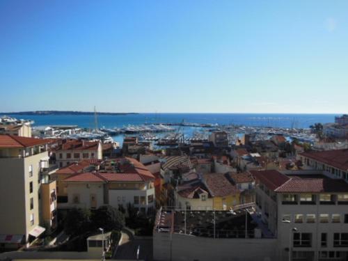 2, 3 and 4 bedroom sea view Forville Apartments 5 mins from the Palais