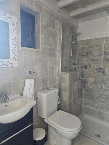 Koupelna v ubytování Lofou Maisonette