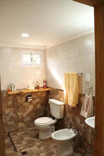 サン・ラファエルにあるCasa El Robleのトイレと洗面台付きのバスルーム