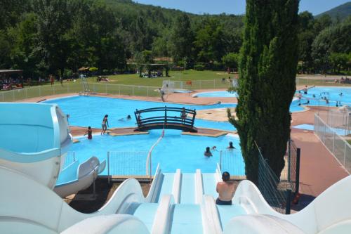 duży basen z osobami w nim w obiekcie Le Moulin de Prades 4 étoiles logement entier Parc Naturel Haut Languedoc - Salagou w mieście Dio-et-Valquières