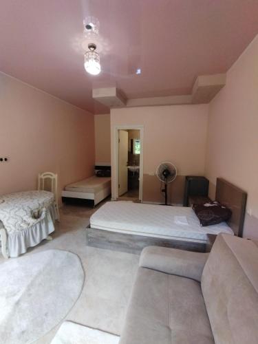 เตียงในห้องที่ GIORGI kvariati