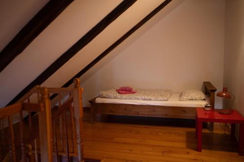 a bedroom with a bed in the attic at Folwark Pszczew in Pszczew