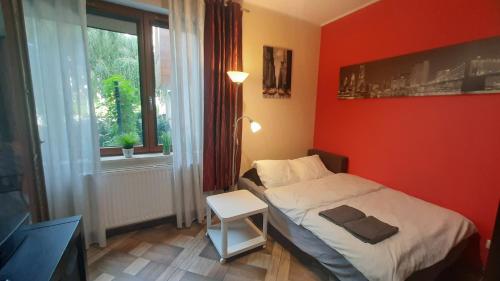 Posteľ alebo postele v izbe v ubytovaní Apartament Osiedle Garnizon