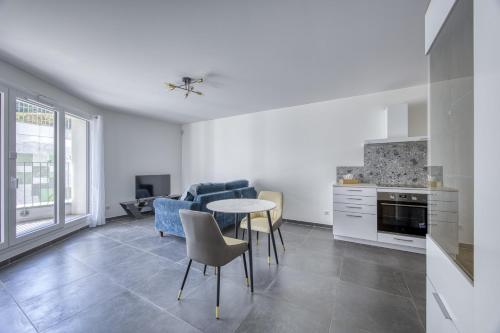 une cuisine avec une table et des chaises dans une pièce dans l'établissement View point Garden, à Annecy