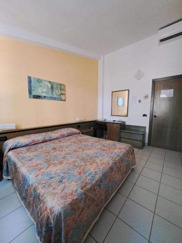 Una cama o camas en una habitación de Villaggio Internazionale Punta del Diamante