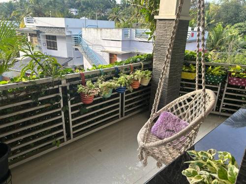 Ein Balkon oder eine Terrasse in der Unterkunft Chaithritha Ladies Homestay