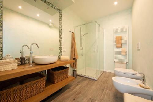 une salle de bain avec un lavabo, des toilettes et une douche dans l'établissement La casa di Ele, à Rome