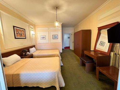 a hotel room with two beds and a piano at Le Crillon in Broummana