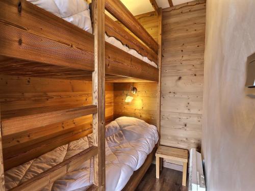- une chambre avec 2 lits superposés dans une cabine dans l'établissement Studio Cabine Centre Merlin - Skis aux Pieds, Wi-Fi, Animaux Admis - FR-1-182-202, à Les Allues