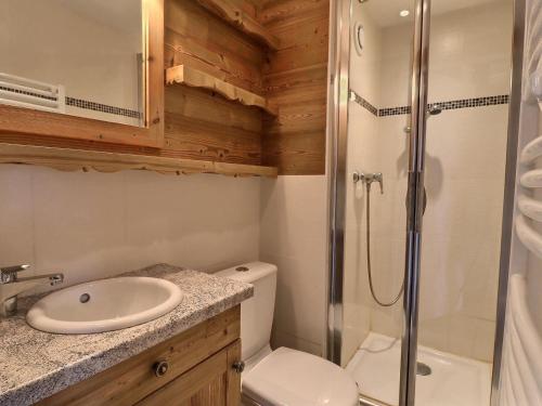 La salle de bains est pourvue d'un lavabo et d'une douche. dans l'établissement Studio Cabine Centre Merlin - Skis aux Pieds, Wi-Fi, Animaux Admis - FR-1-182-202, à Les Allues
