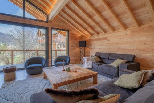 a living room with a couch and a table at Chalet luxe & spa, Black Diamond in Briançon