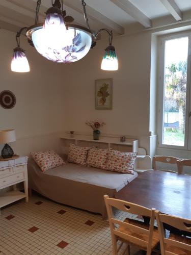 un salon avec un canapé et une table dans l'établissement Bastida, à Saint-Macaire