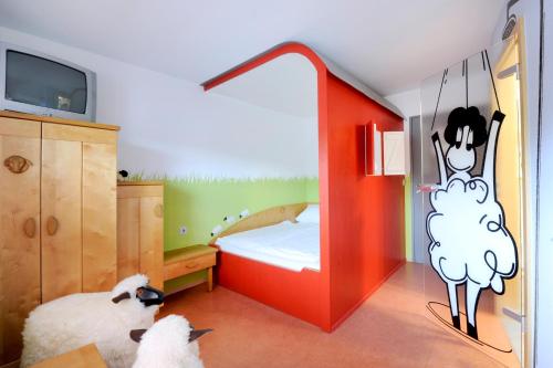 a childs bedroom with a bed with a mural of sheep at krenzers rhön in Melperts