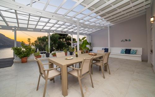 a dining room with a table and chairs at Mira Marina in Masouri