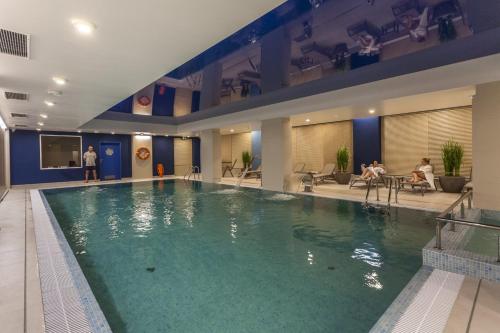 a large swimming pool in a hotel room at Apartament Lux Gdańsk Nowa Motława in Gdańsk